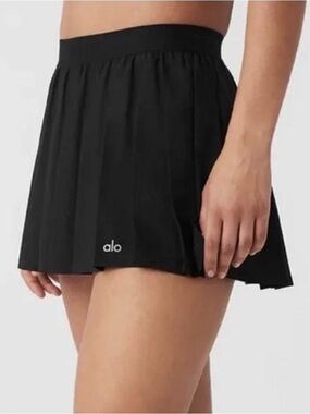 Alo Yoga Varsity Pleated Tennis Skirt in black.